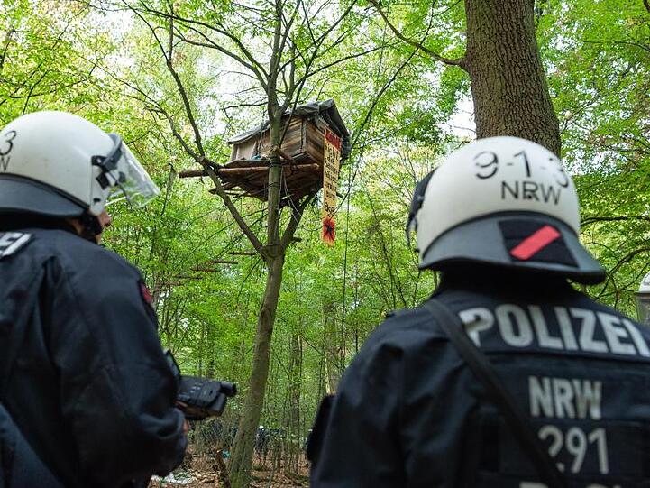 Im September 2018 erreichten die Proteste ihren Höhepunkt: Polizisten vor einem Baumhaus im Hambacher Forst.