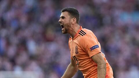 Feiert nach dem Kroatien-Sieg nun den Halbfinal-Einzug: Spaniens Unai Simón.