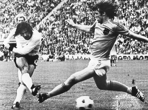 Der Siegtreffer im Münchner Olympiastadion: Gerd Müller (l) zieht unnachahmlich aus der Drehung ab, vorbei am niederländischen Abwehrspieler Ruud Krol. Der Siegtreffer im Münchner Olympiastadion: Gerd Müller (l) zieht unnachahmlich aus der Drehung ab, vorbei am niederländischen Abwehrspieler Ruud Krol.