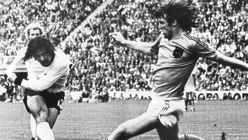 Der Siegtreffer im Münchner Olympiastadion: Gerd Müller (l) zieht unnachahmlich aus der Drehung ab, vorbei am niederländischen Abwehrspieler Ruud Krol. Der Siegtreffer im Münchner Olympiastadion: Gerd Müller (l) zieht unnachahmlich aus der Drehung ab, vorbei am niederländischen Abwehrspieler Ruud Krol.
