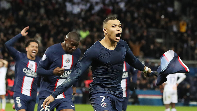 Kylian Mbappé trifft für Paris in der Nachspielzeit.