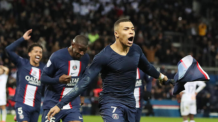 Kylian Mbappé trifft für Paris in der Nachspielzeit.
