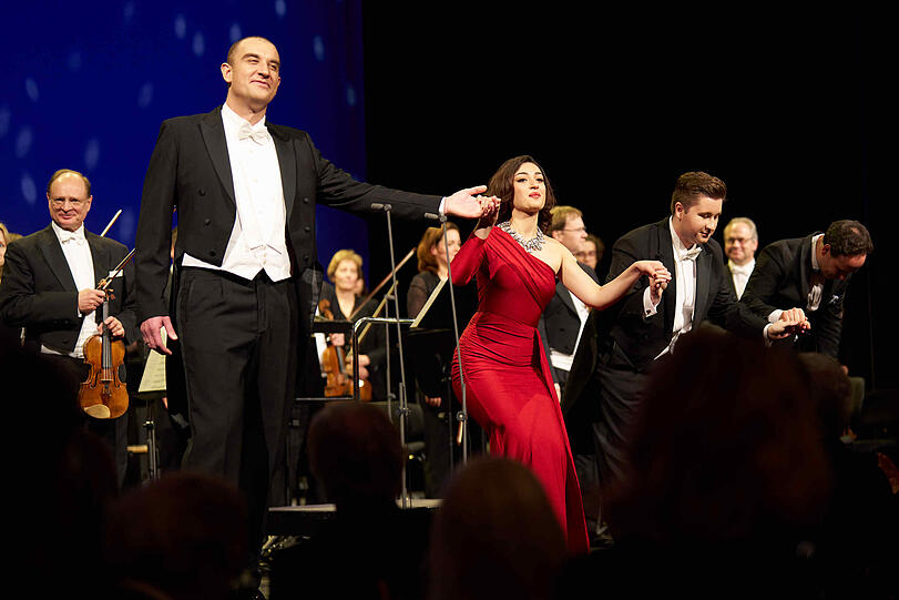 Tareq Nazmi (Bassbariton), Ekaterine Buachidze (Mezzosporan), Samuel Stopford (Tenor) und das Bayerische Staatsorchester standen im Cuvilliéstheater auf der Bühne.