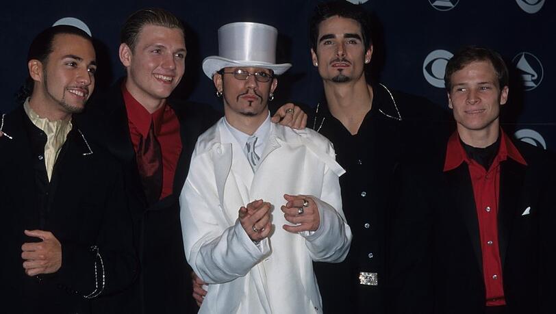 AJ McLean stach mit seinem weißen Outfit inmitten seiner Bandkollegen bei den Grammy Awards 1999 deutlich hervor.