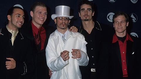 AJ McLean stach mit seinem weißen Outfit inmitten seiner Bandkollegen bei den Grammy Awards 1999 deutlich hervor.