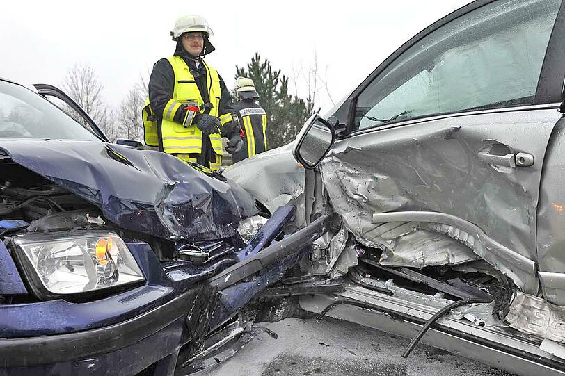Bei dem Unfall wurden zwei Personen verletzt.
