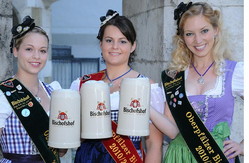 Um die Bierkönigin (Mitte) der Regensburger Brauerei &bdquo;Bischofshof&ldquo; gibt es Zoff. Der Streit wird vor Gericht ausgetragen.