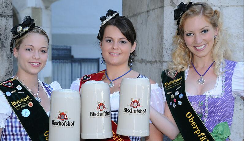 Um die Bierkönigin (Mitte) der Regensburger Brauerei „Bischofshof“ gibt es Zoff. Der Streit wird vor Gericht ausgetragen. Um die Bierkönigin (Mitte) der Regensburger Brauerei „Bischofshof“ gibt es Zoff. Der Streit wird vor Gericht ausgetragen.