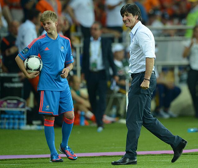 Wie das TV die perfekte EM-Welt konstruiert: Jetzt wurde bekannt, dass der Löw-Scherz im Holland-Spiel zeitversetzt und nicht etwa live war.