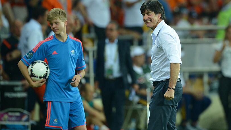 Wie das TV die perfekte EM-Welt konstruiert: Jetzt wurde bekannt, dass der Löw-Scherz im Holland-Spiel zeitversetzt und nicht etwa live war. Wie das TV die perfekte EM-Welt konstruiert: Jetzt wurde bekannt, dass der Löw-Scherz im Holland-Spiel zeitversetzt und nicht etwa live war.