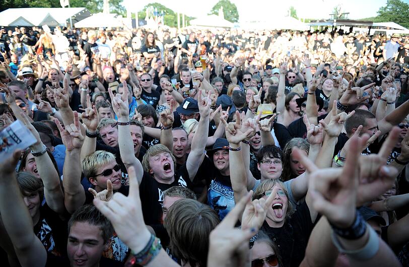 Am Mittwoch kamen die meisten Fans schon angereist, um am Donnerstag das größte Metal-Festival der Welt zu feiern. Aufgrund von Regenfällen waren Teile des Festivalgeländes noch ziemlich matschig - doch wen störts? Die Metall-Fans jedenfalls nicht! Die Bilder von Anreise und erstem Abend
