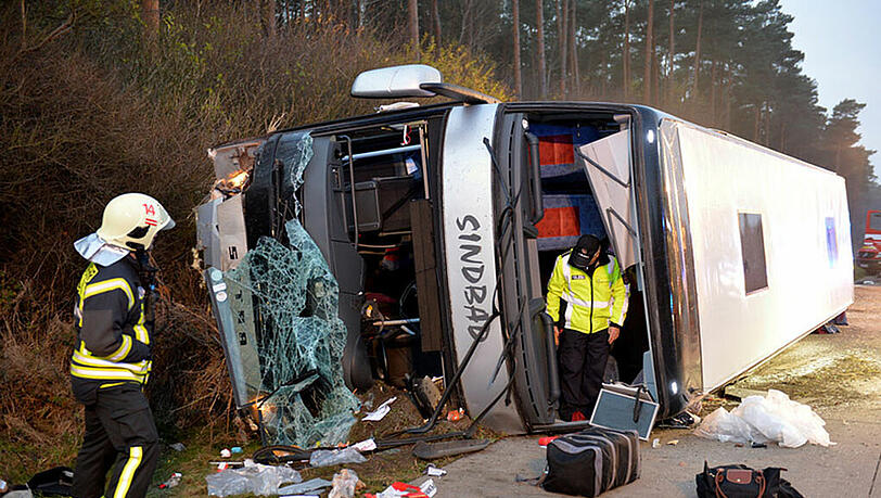 Ein Autobus liegt am 23.11.2014 auf der A10 bei Niederlehme (Brandenburg). Aus ungeklärter Ursache kam der Reisebus aus Polen von der Fahrbahn ab und stürzte um. Elf Insassen wurden schwer verletzt. Die Bilder vom Unfallort. Ein Autobus liegt am 23.11.2014 auf der A10 bei Niederlehme (Brandenburg). Aus ungeklärter Ursache kam der Reisebus aus Polen von der Fahrbahn ab und stürzte um. Elf Insassen wurden schwer verletzt. Die Bilder vom Unfallort.