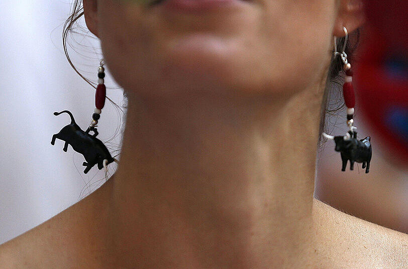 Fans und Demonstranten auf dem Sanfermines-Festival 2015 in Pamplona.