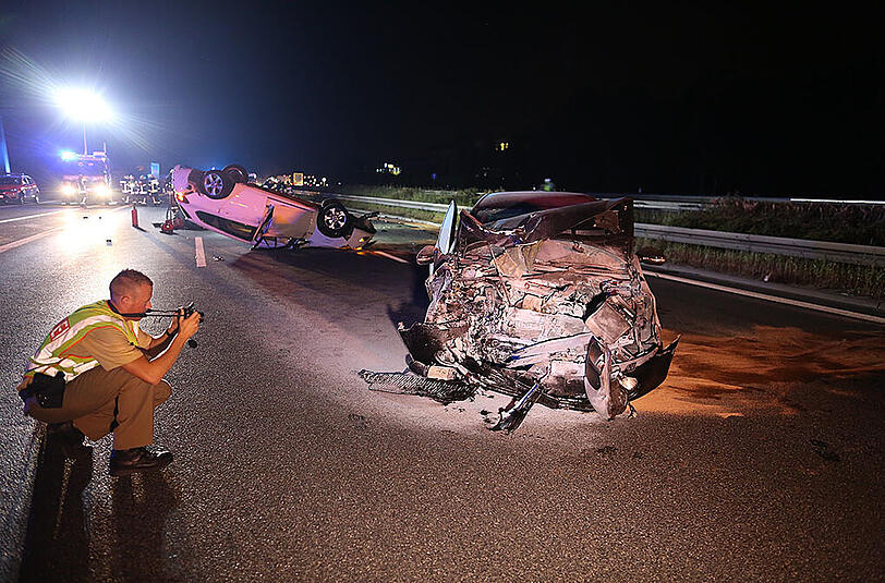 Trümmerfeld auf der A3: Am späten Mittwochabend waren hier mehrere Fahrzeuge an drei Unfällen beteiligt. Die Bilder aus Erlangen.