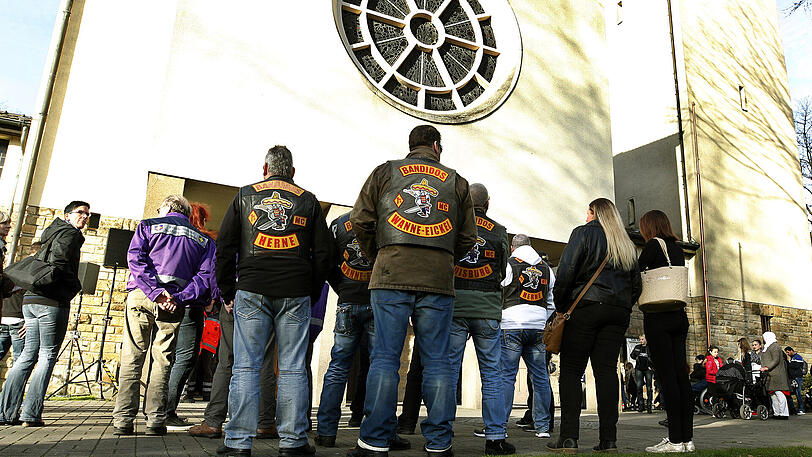 Mitglieder der Rockerbande Bandidos trauern um den Buben (kl. Foto), der von Marcel H. umgebracht worden ist.