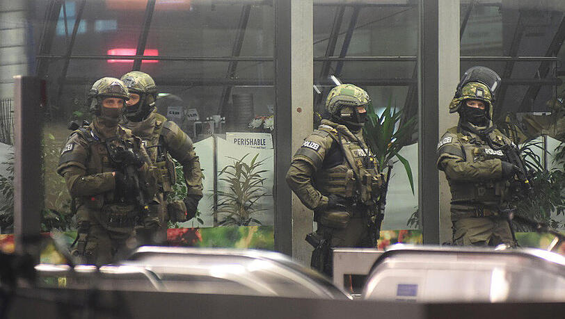Spezialkräfte der Polizei sichern in der Nacht auf Neujahr 2016 den Hauptbahnhof. So ähnlich wird es Dienstagabend wieder aussehen.