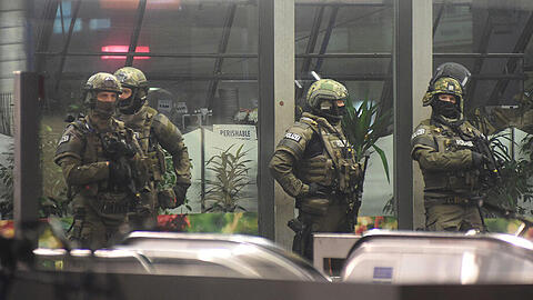 Spezialkräfte der Polizei sichern in der Nacht auf Neujahr 2016 den Hauptbahnhof. So ähnlich wird es Dienstagabend wieder aussehen.