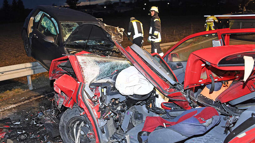 Bilder vom Unfallort in Grafing: Beide Autos wurden bei dem Zusammenstoß komplett zerstört.