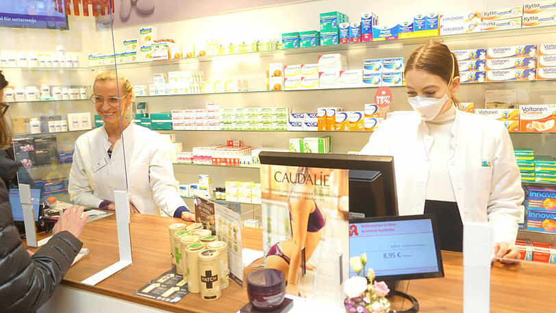 In der Rumford-Apotheke arbeiten die Apotheker nun hinter Plexiglas.