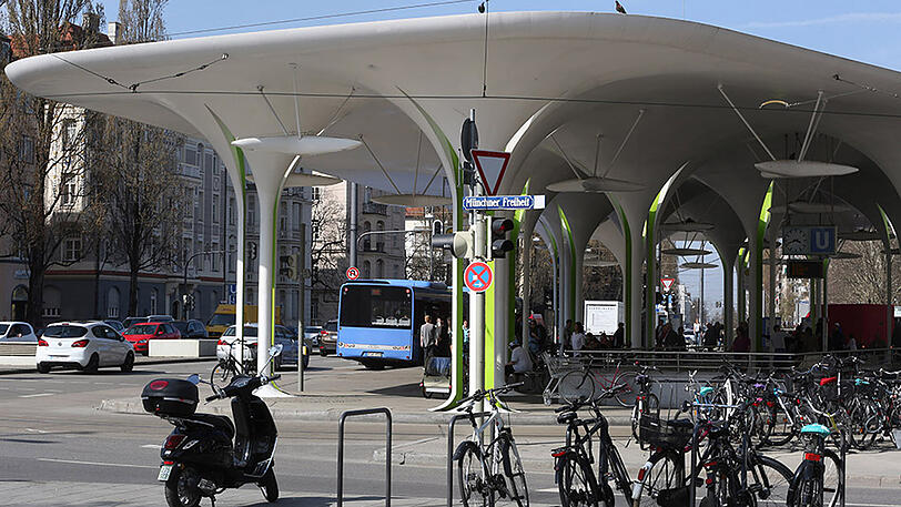 Der Mann stieg an der Münchner Freiheit in einen Bus, ein Sicherheitsmann folgte ihm.