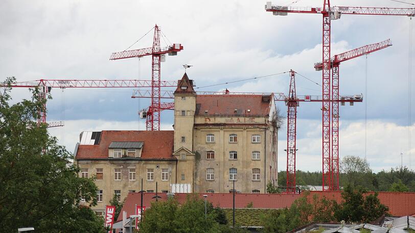 Denkmalgeschütztes Industriebauwerk: die sogenannte Suppenwürze &ndash; umgeben von Kränen.