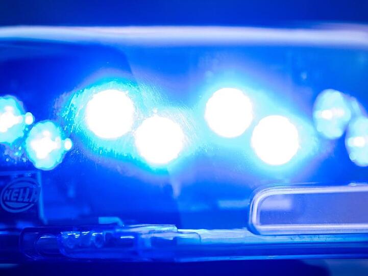 Ein Blaulicht leuchtet an einer Polizeistreife. Foto: Lino Mirgeler/dpa/Symbolbild