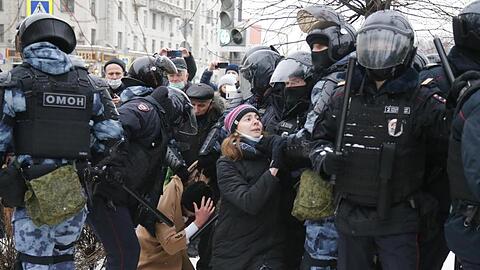 Allein in der Hauptstadt Moskau sollen mindestens 1360 Demonstranten festgesetzt worden sein.