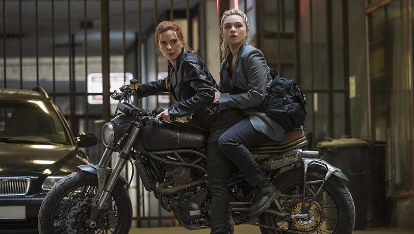 Natasha (Scarlett Johansson, links) und Yelena (Florence Pugh).