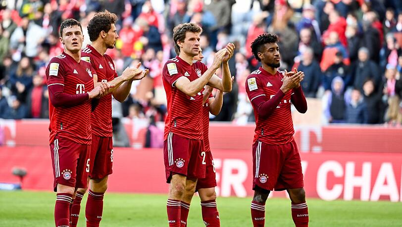 Eine gewisse Erleichterung nach dem Sieg gegen den FC Augsburg war bei den Münchnern spürbar: Die Spieler feiern mit den Fans.