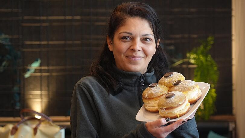 Özlem Öztürk zeigt uns die Krapfen-Kreation des Jahres 2023 bei Rischart: den Limoncello-Krapfen. Özlem Öztürk zeigt uns die Krapfen-Kreation des Jahres 2023 bei Rischart: den Limoncello-Krapfen.