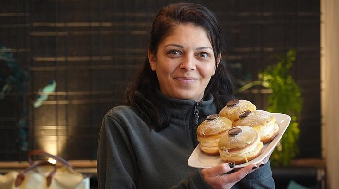 Özlem Öztürk zeigt uns die Krapfen-Kreation des Jahres 2023 bei Rischart: den Limoncello-Krapfen.