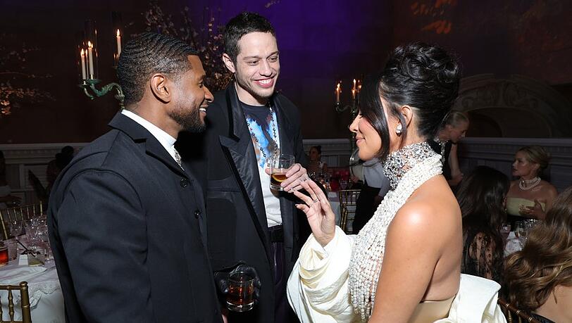 Usher (l.), Pete Davidson und Kim Kardashian im Gespräch auf der Met Gala 2023.