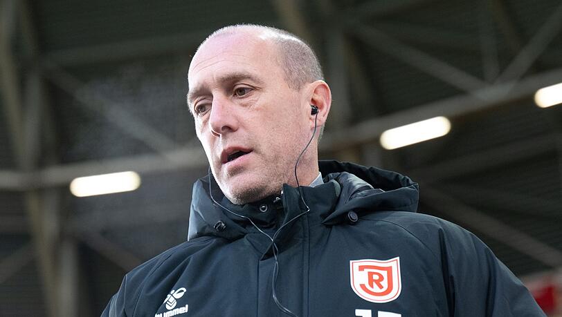 Joe Enochs, Trainer von Regensburg steht im Stadion.