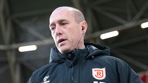 Joe Enochs, Trainer von Regensburg steht im Stadion.