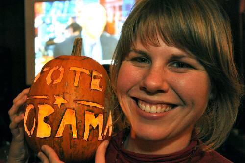 Emily Flechtner hat für die Wahlparty in München sogar einen Obama-Kürbis geschnitzt.