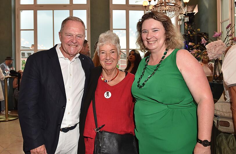 Wolfgang Heubisch und Barbara von Johnson posierten ebenfalls mit Kerstin Schreyer für die Fotografen.
