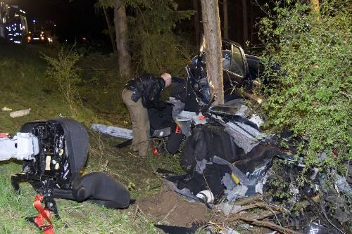 Ein Polizist untersucht die Trümmer des Golfs -  es wurde beim Aufprall völlig zerstört.
