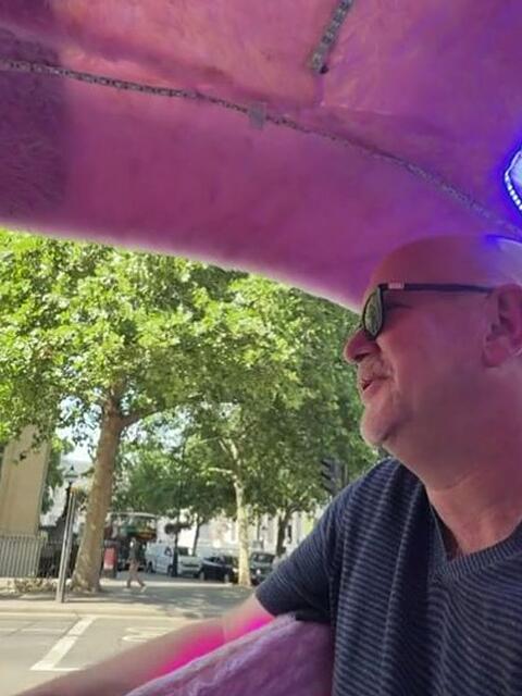 Bei einer Taxi-Fahrt durch London entgeht Giesel nichts. Auch nicht die "Wodkafahne" des Fahrers.