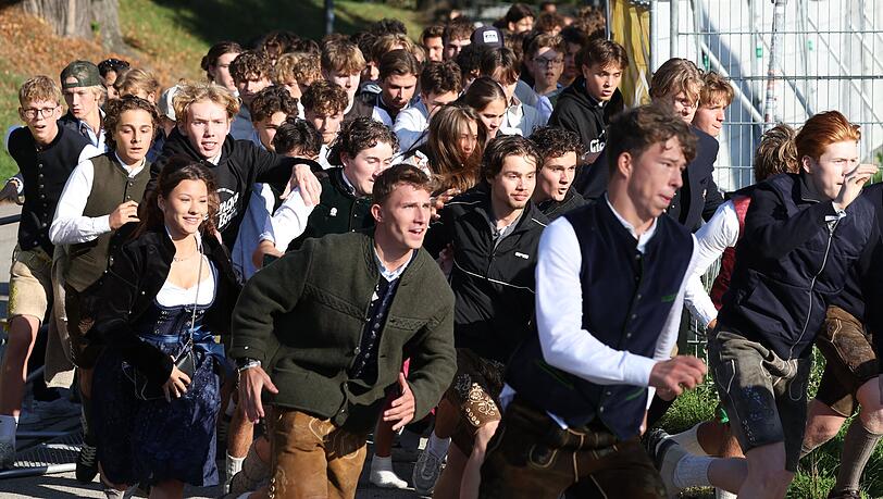 Die ersten Besucher rennen zum Start des Oktoberfestes nach dem Einlass auf die Festwiese zu den Zelten.