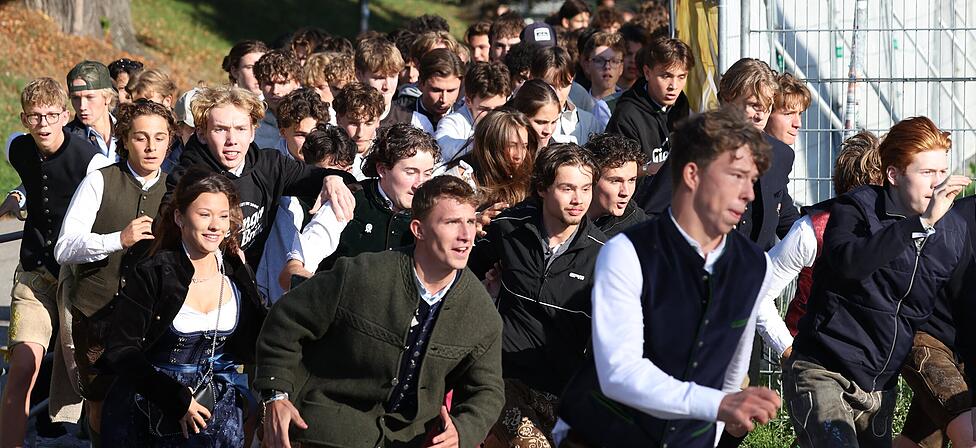 Die ersten Besucher rennen zum Start des Oktoberfestes nach dem Einlass auf die Festwiese zu den Zelten.