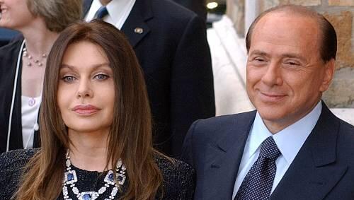 Berlusconis medienwirksamer Rosenkrieg mit Gattin Veronica Lario schadete dem italienischen Ministerpräsidenten kaum. Berlusconis medienwirksamer Rosenkrieg mit Gattin Veronica Lario schadete dem italienischen Ministerpräsidenten kaum.
