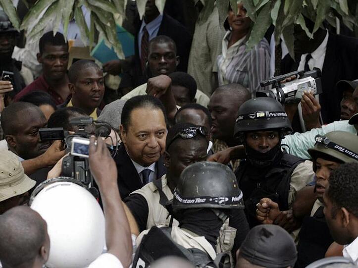 Ex-Diktator Jean-Claude Duvalier umringt von Polizisten
