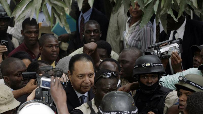 Ex-Diktator Jean-Claude Duvalier umringt von Polizisten Ex-Diktator Jean-Claude Duvalier umringt von Polizisten