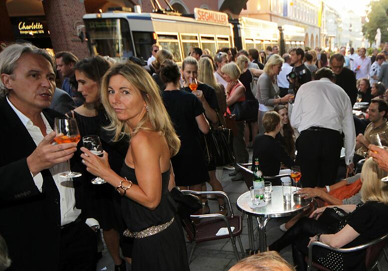 Charles Schumann feiert seine &bdquo;Tagesbar&ldquo; &ndash; natürlich auch mitten auf der Straße. Die besten Bilder der Jubiläums-Fete.