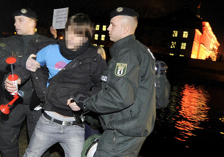 Proteste bei Wulffs Zapfenstreich - sehen Sie hier die Bilder...