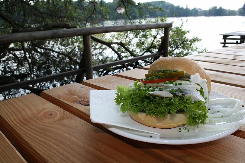 Dreieinigkeit am Weßlinger See: Semmel, Steg und See &ndash; die Zutaten für einen perfekten Sommertag.