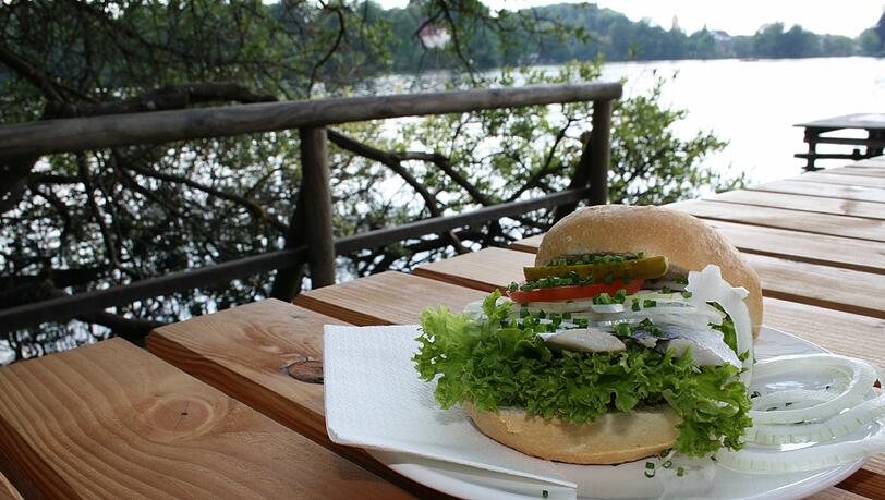 Dreieinigkeit am Weßlinger See: Semmel, Steg und See – die Zutaten für einen perfekten Sommertag. Dreieinigkeit am Weßlinger See: Semmel, Steg und See – die Zutaten für einen perfekten Sommertag.