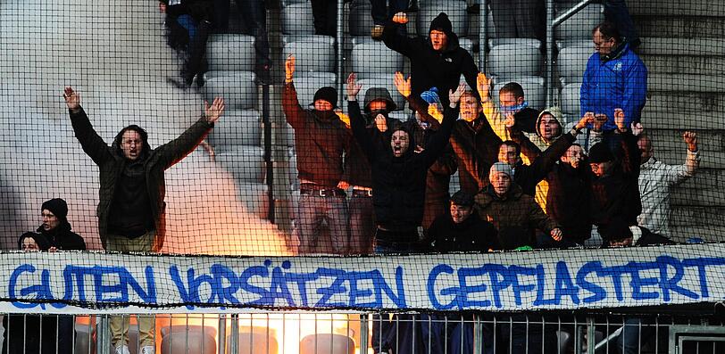 Pyros und Banner: Die Löwen-Fans protestieren gegen die DFl auf dem Spiel gegen Dresden