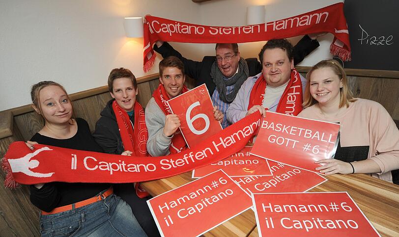 Steffen Hamann mit den Fans Jaqueline, Jan-Philipp, Alex, Tobias und Lina in der Pizzeria Terre Verde.