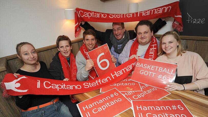 Steffen Hamann mit den Fans Jaqueline, Jan-Philipp, Alex, Tobias und Lina in der Pizzeria Terre Verde. Steffen Hamann mit den Fans Jaqueline, Jan-Philipp, Alex, Tobias und Lina in der Pizzeria Terre Verde.